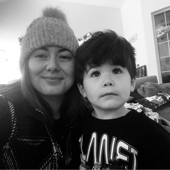 🌈 Meet your posher, Britt 🍊 - Picture 2 of 4